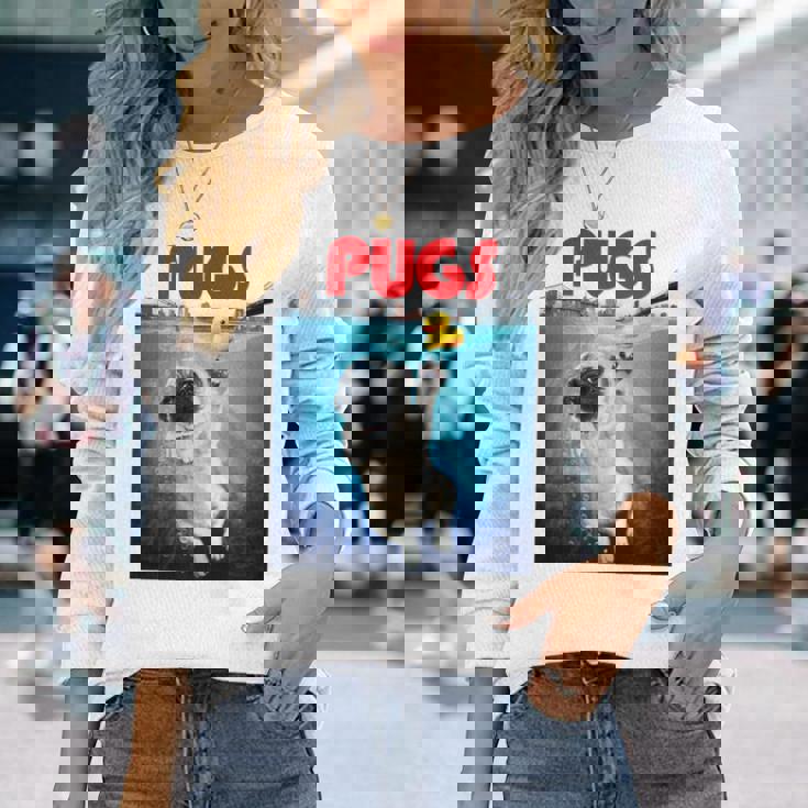 ニューヨーク港でゴム製のアヒルのおもちゃで遊ぶかわいいパグ犬 長袖tシャツ 長袖Tシャツ 彼女への贈り物