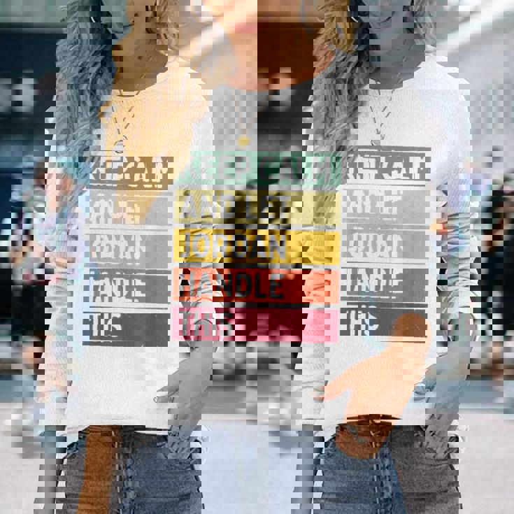 落ち着いて、ジョーダンにこの面白いレトロな引用を任せてください 長袖Tシャツ 彼女への贈り物