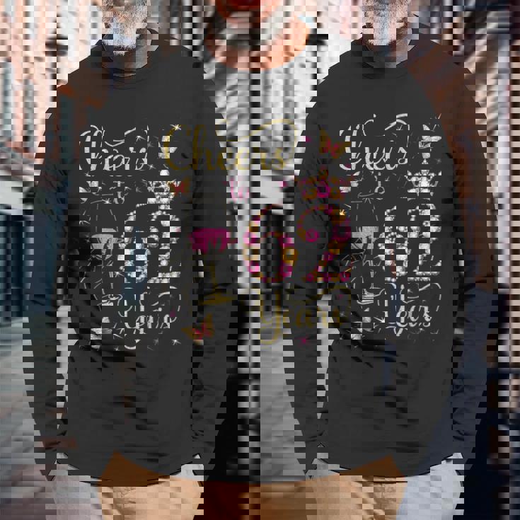 62歳、62歳の女王の誕生日、62歳の誕生日に乾杯。 長袖Tシャツ 高齢者への贈り物