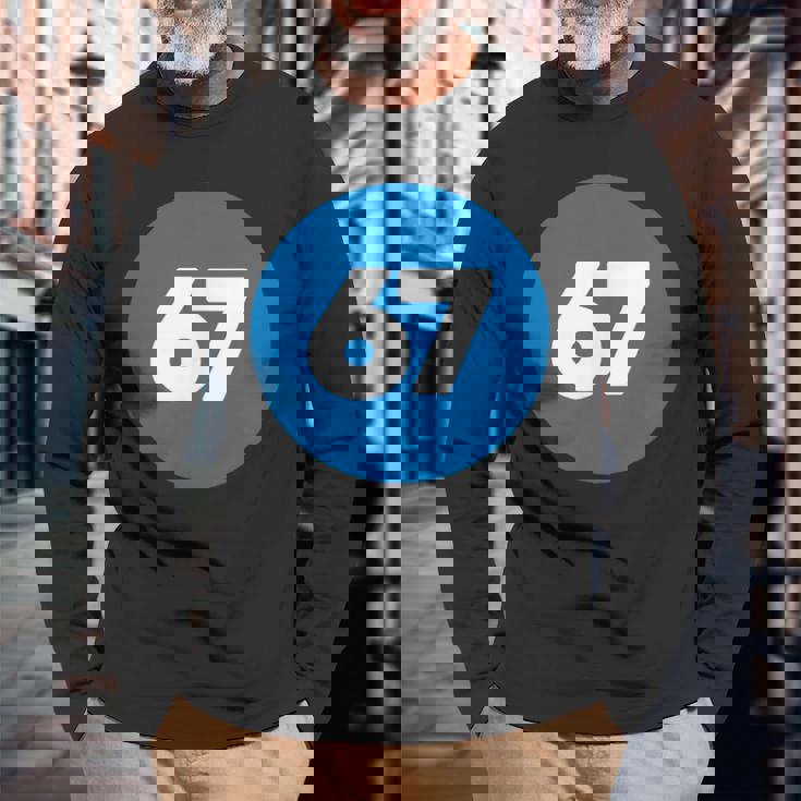 67 歳の誕生日番号 67 バルーン 67 歳の誕生日 長袖Tシャツ 高齢者への贈り物