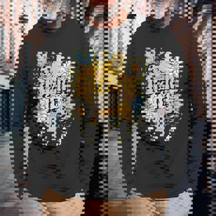 Buzzing Into 4 かわいい蜂 4歳の誕生日パーティーデザイン 長袖Tシャツ 高齢者への贈り物