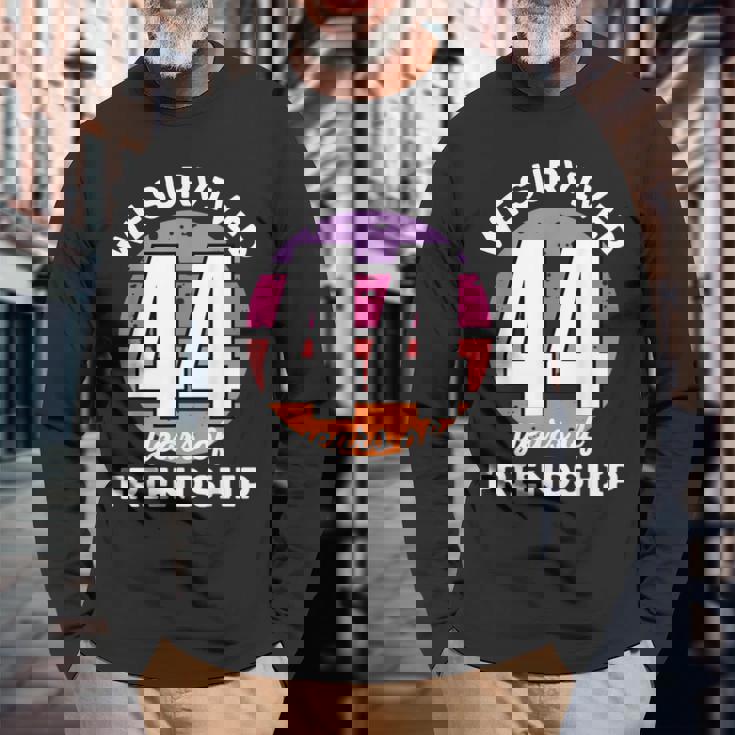 Celebrating 44 Years Of Friendship 面白いグループマッチング 長袖Tシャツ 高齢者への贈り物