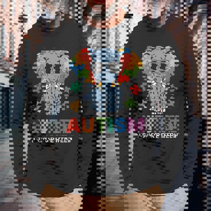 It's Ok To Be Different Awareness Elephant 長袖Tシャツ 高齢者への贈り物