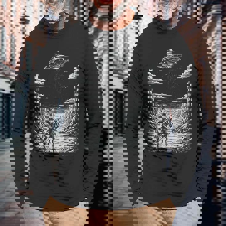 Lone Cowboy Watching Ufo 空飛ぶ円盤 キャニオン 長袖Tシャツ 高齢者への贈り物