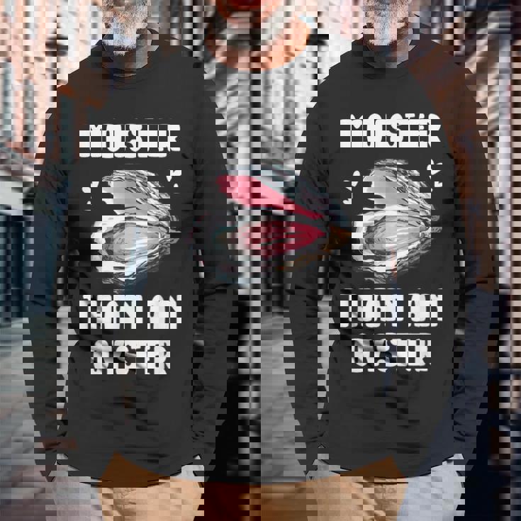 Moister Than An Oyster Meme I'm Moister Than An Oyster 長袖Tシャツ 高齢者への贈り物