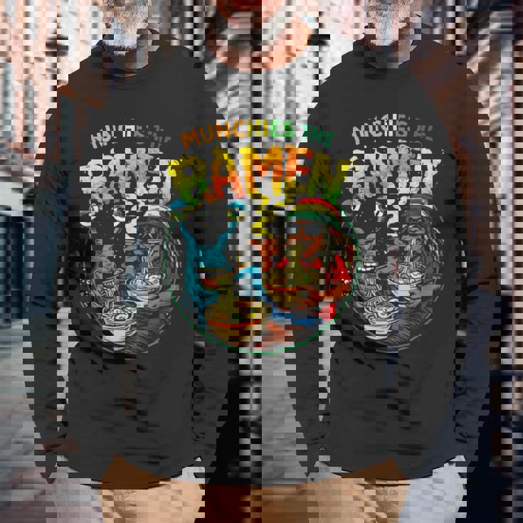 Munchies ラーメンを食べるエイリアン ドレッドヘアアート 長袖Tシャツ 高齢者への贈り物