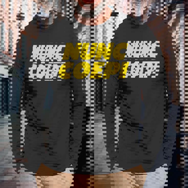 Nunc Coepi Now I Begin 長袖Tシャツ 高齢者への贈り物