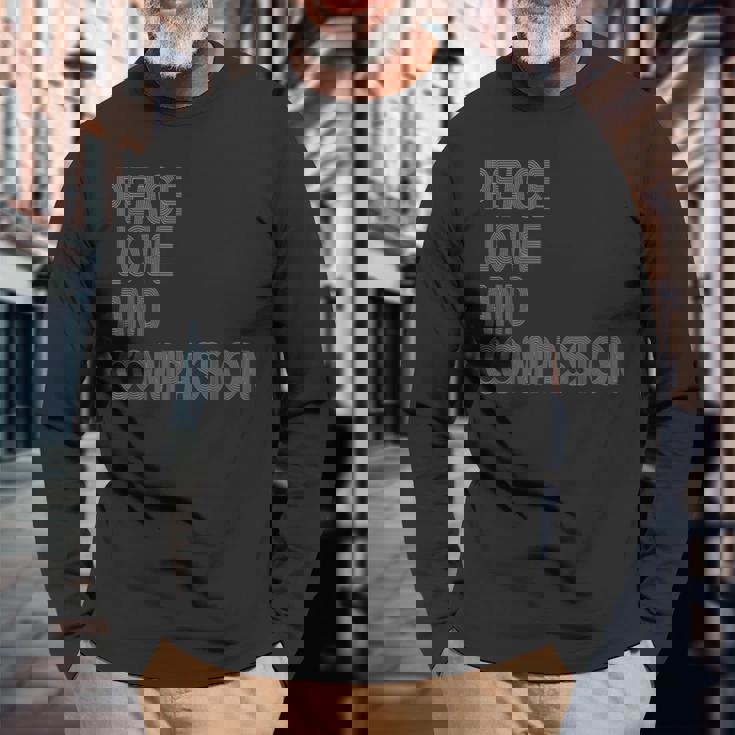 Peace Love And Compassion シャツ インスピレーションを与える引用 レトロ 長袖Tシャツ 高齢者への贈り物
