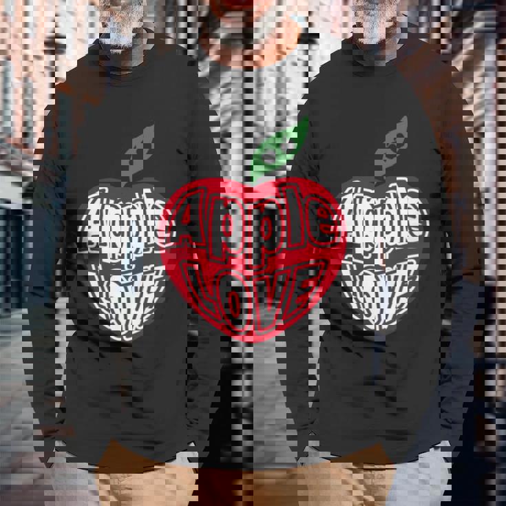 「Red Apple Fresh Fruit 」 ハート型 Love りんご フルーツ ユニークデザイン 長袖tシャツ 長袖Tシャツ 高齢者への贈り物