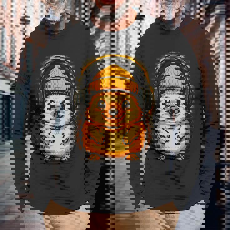 かわいいハリネズミ、ビーニーとヘッドフォン、居心地の良い音楽愛好家。 長袖tシャツ 長袖Tシャツ 高齢者への贈り物