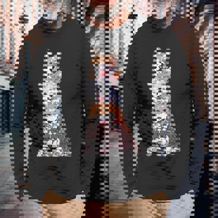 かわいい秋田犬が重ねて重ねられています 長袖Tシャツ 高齢者への贈り物