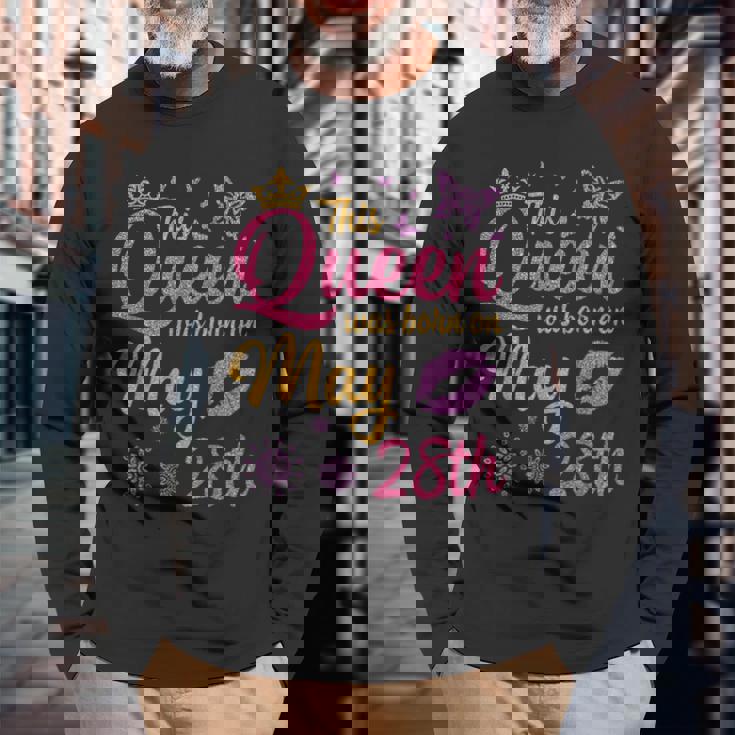 この女王は5月28日に生まれました。お誕生日おめでとうママ、叔母 長袖Tシャツ 高齢者への贈り物