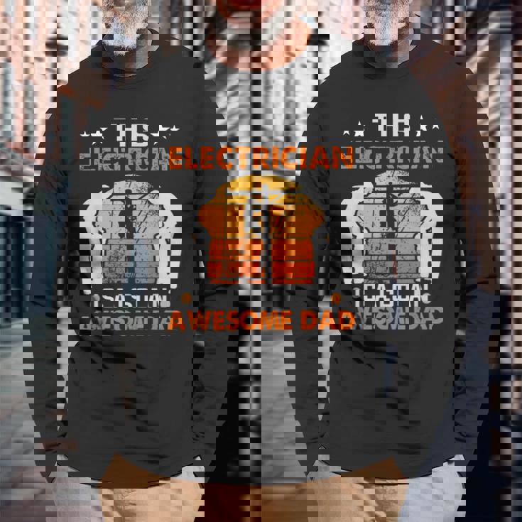 メンズ この電気屋さんは、すごいお父さん電気屋さんでもあります 長袖Tシャツ 高齢者への贈り物