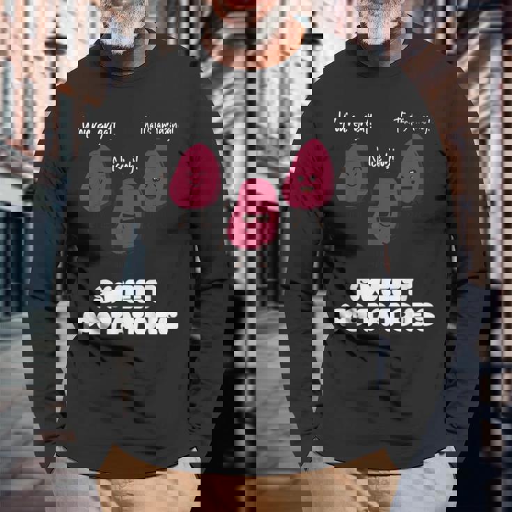 さつまいもを称賛する面白いさつまいもギャング 長袖Tシャツ 高齢者への贈り物