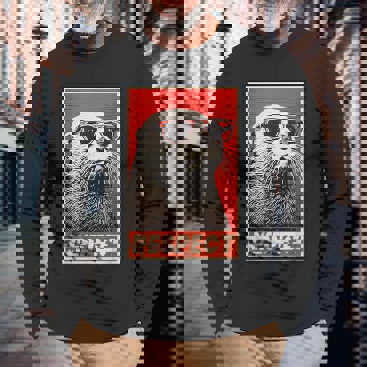 カワウソ 動物 リスペクト ヴィンテージ レトロ 長袖Tシャツ 高齢者への贈り物