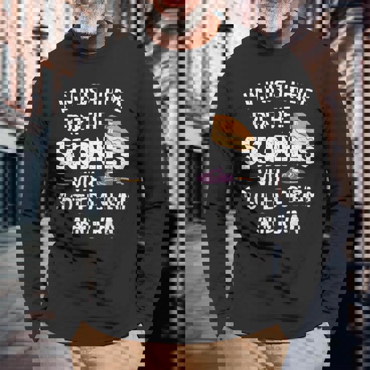 クロテッドクリームとジャムの入ったスコーンを食べに来ただけだよ 長袖Tシャツ 高齢者への贈り物