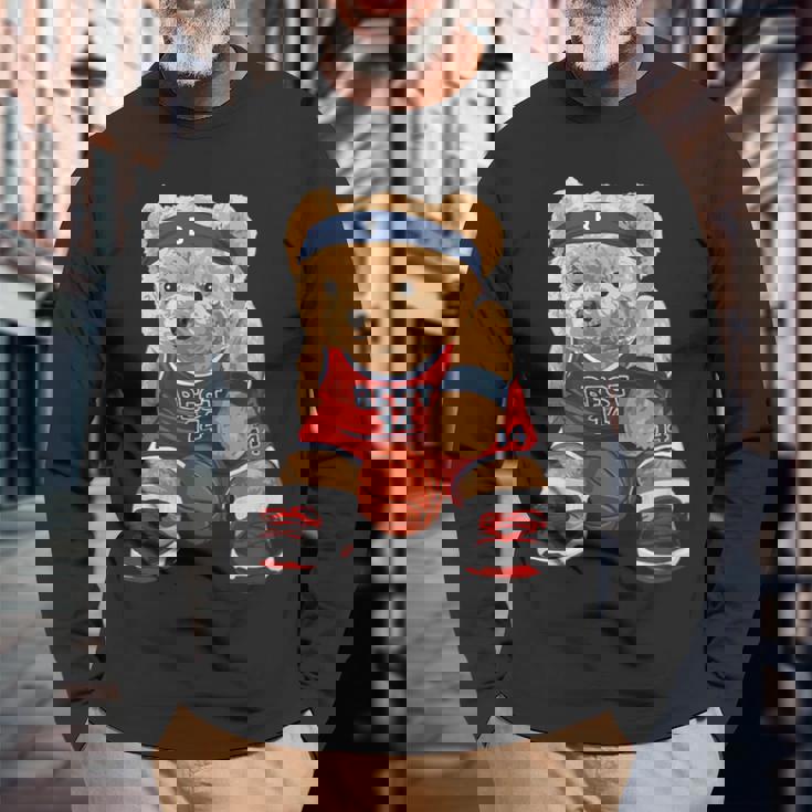 クールなテディベアがバスケットボールのイラストグラフィックデザインを演じます。 長袖Tシャツ 高齢者への贈り物