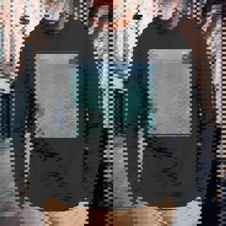 グスタフ・クリムトによるアターゼー 1900 長袖Tシャツ 高齢者への贈り物