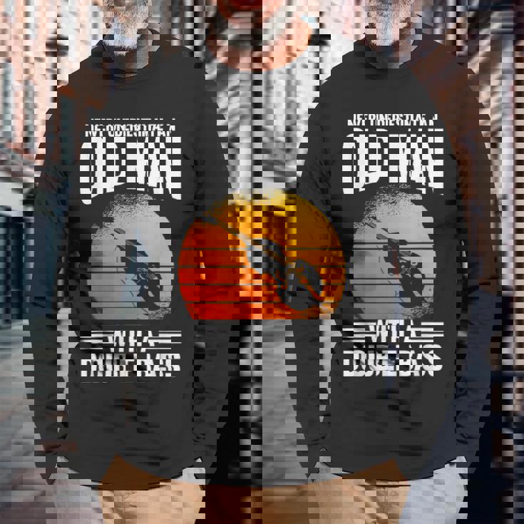 コントラバスの老人を過小評価しないでください 長袖Tシャツ 高齢者への贈り物