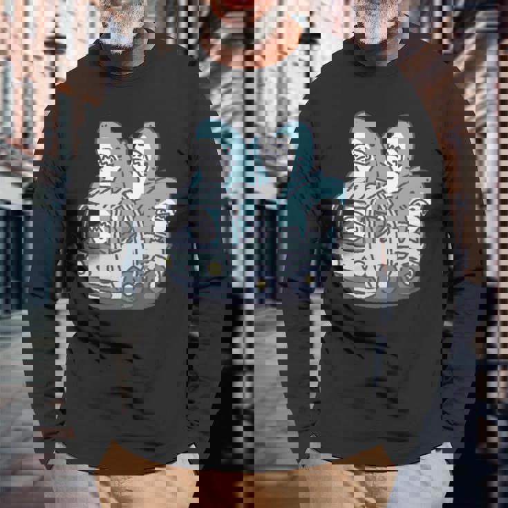 サメがたくさんトラックに 長袖tシャツ 長袖Tシャツ 高齢者への贈り物