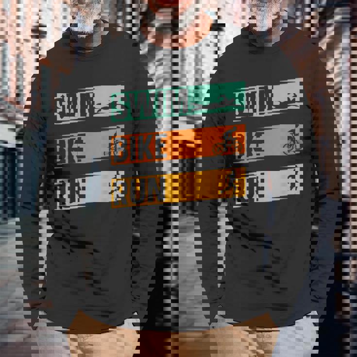 スイム・バイク・ラン トライアスロン選手 アスリート スポーツ トライアスロン 長袖Tシャツ 高齢者への贈り物