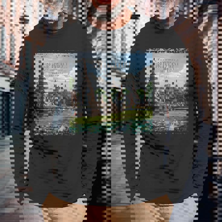 スコータイ、タイ 長袖Tシャツ 高齢者への贈り物