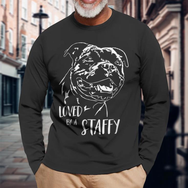 スタッフォードシャー・ブル・テリア 愛されるスタッフィー・ドッグのことわざ 長袖Tシャツ 高齢者への贈り物