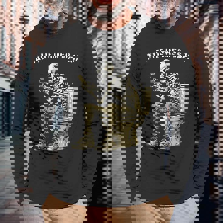 スマートフォン付きトイレのスケルトン ゴシックユーモア 長袖Tシャツ 高齢者への贈り物