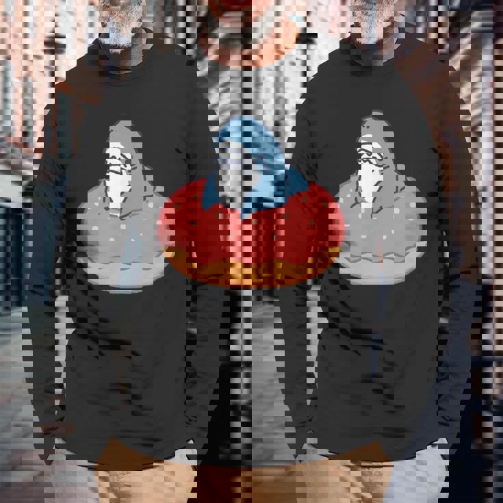 ドーナツに喰われるサメ さめ かわいい ゆるい イラスト シュール おもしろ 鮫 シャーク 長袖Tシャツ 高齢者への贈り物