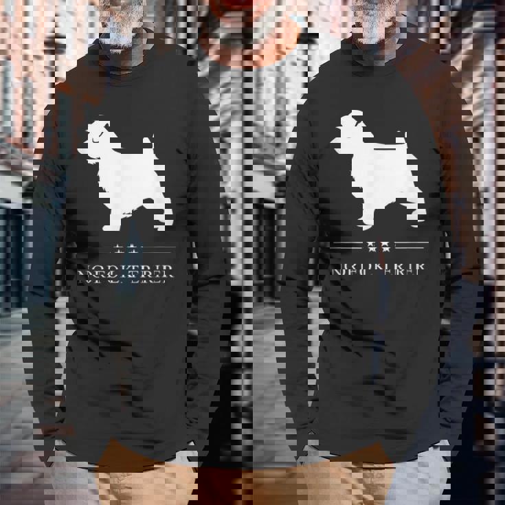 ノーフォークテリア犬の白いシルエット 長袖Tシャツ 高齢者への贈り物