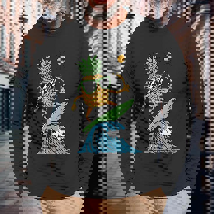 パイナップルはサーフィンのイラスト 長袖Tシャツ 高齢者への贈り物