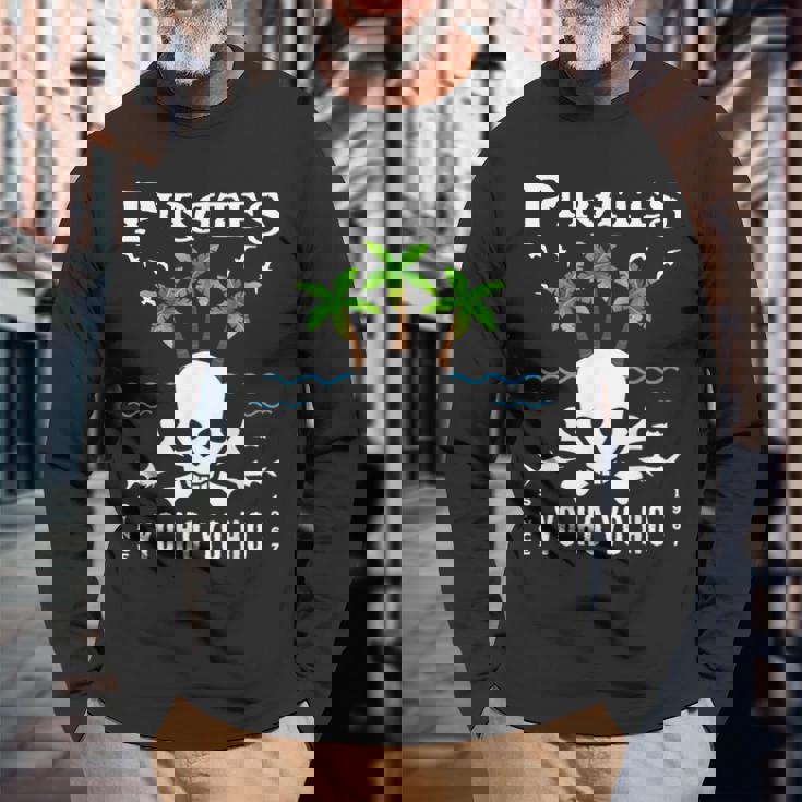 パイレーツ、カリビアン、ヨー・ホー・ヨー・ホ、スカル、テーマパーク、ライド 長袖Tシャツ 高齢者への贈り物