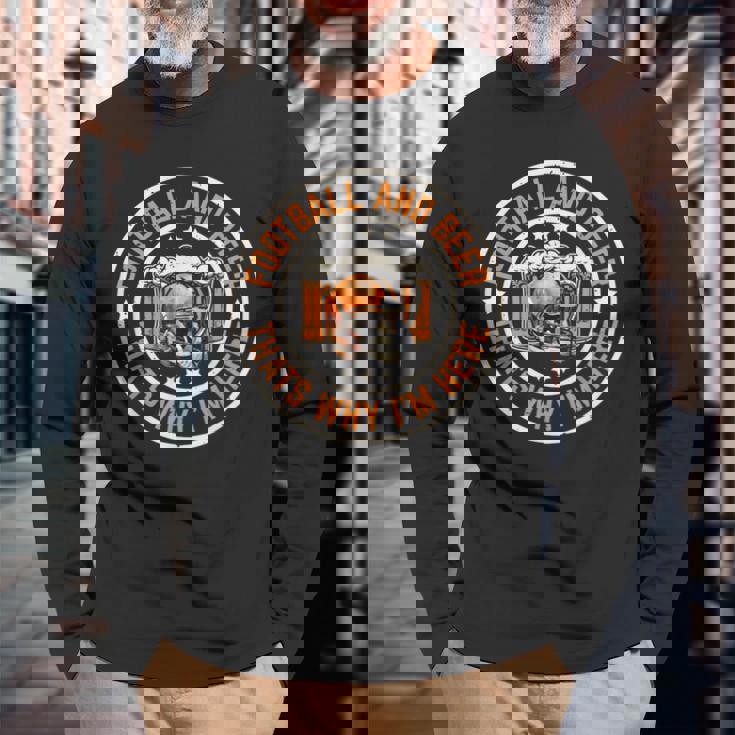 フットボールとビール、それが私がここにいる理由です アメリカンフットボール 長袖Tシャツ 高齢者への贈り物