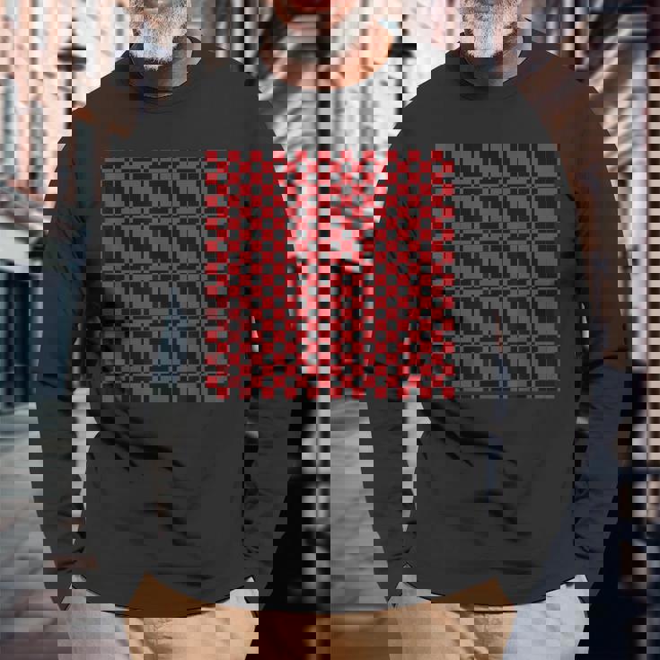 ブラック、レッド、チェッカーボードスクエアパターン、チェックデザイン。 長袖Tシャツ 高齢者への贈り物