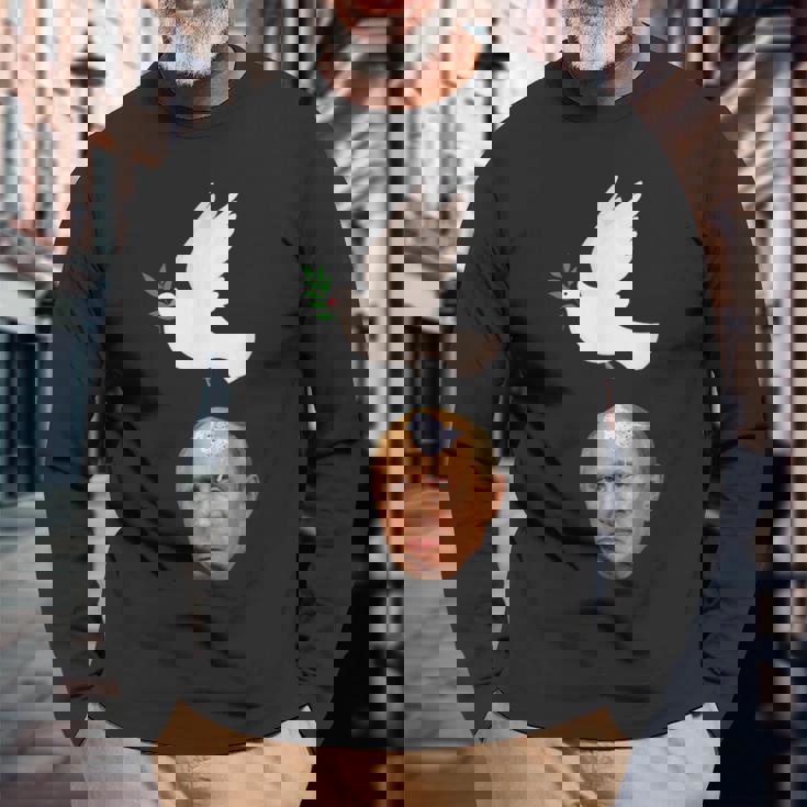 プーチンの頭に平和の鳩の糞、世界は平和を望んでいる 長袖Tシャツ 高齢者への贈り物