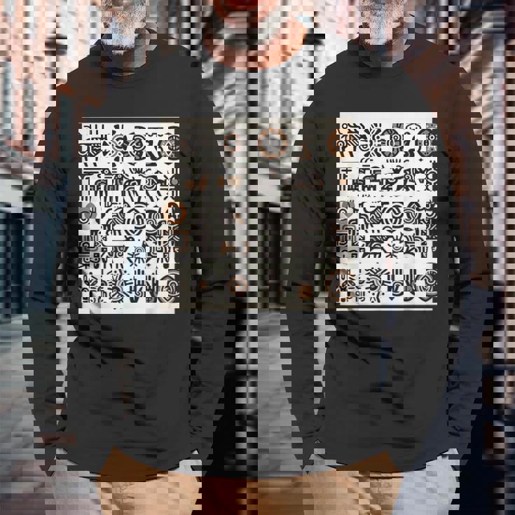 ペトログリフロックの彫刻ネイティブアメリカン 長袖Tシャツ 高齢者への贈り物