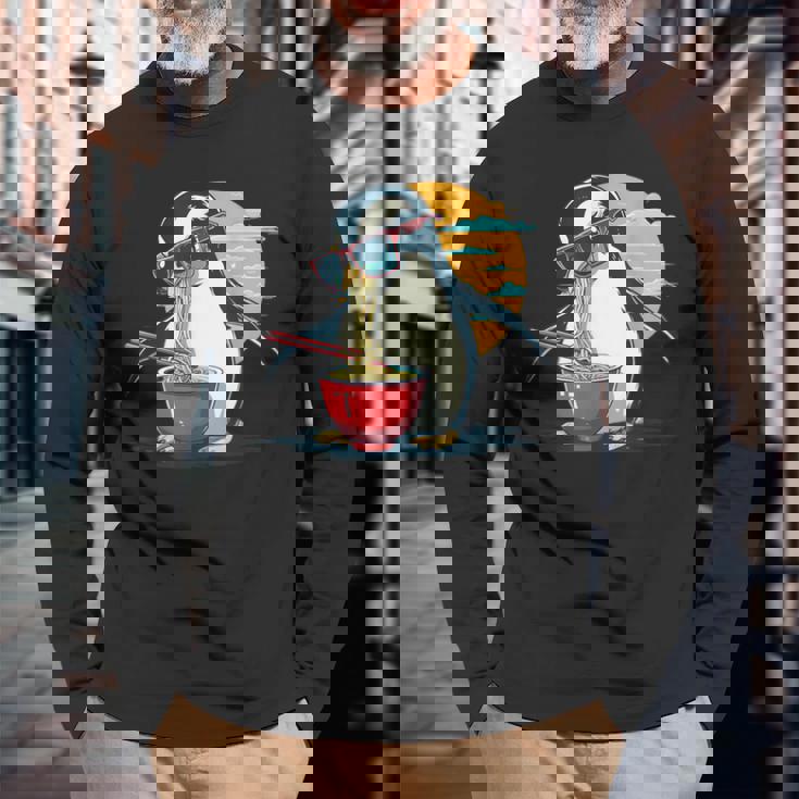 ペンギン食べる ラーメン サングラス アートワーク 和麺 長袖Tシャツ 高齢者への贈り物