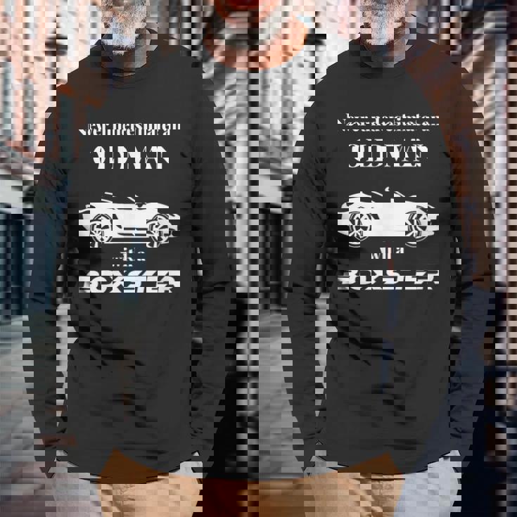 ボクスターを持った老人を決して過小評価しないでください。 長袖Tシャツ 高齢者への贈り物