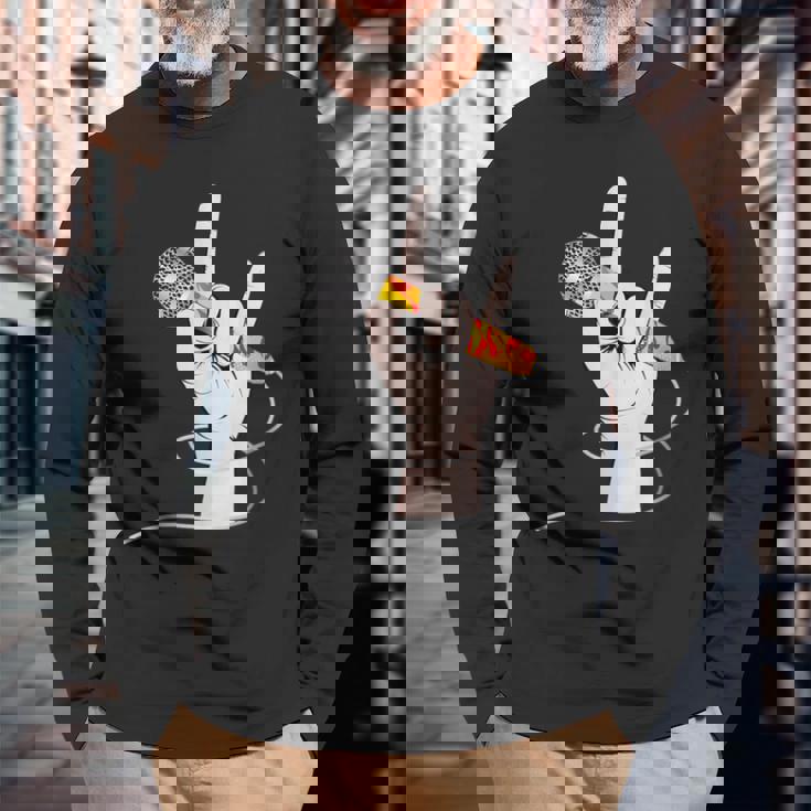 ボーカルマイクを持つロックシンガーの手 長袖Tシャツ 高齢者への贈り物