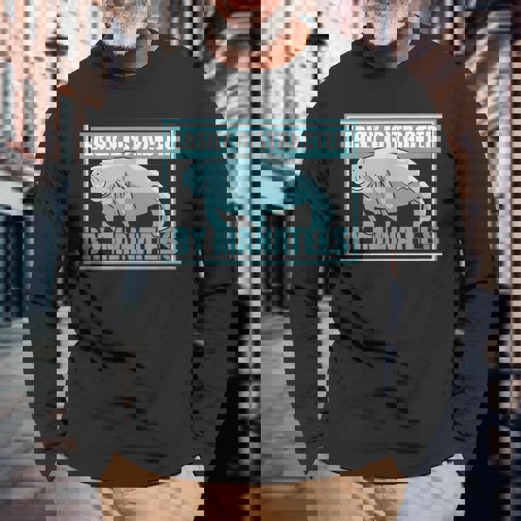 マナティーに気を取られる かわいいマナティー 面白い 海の動物 長袖Tシャツ 高齢者への贈り物