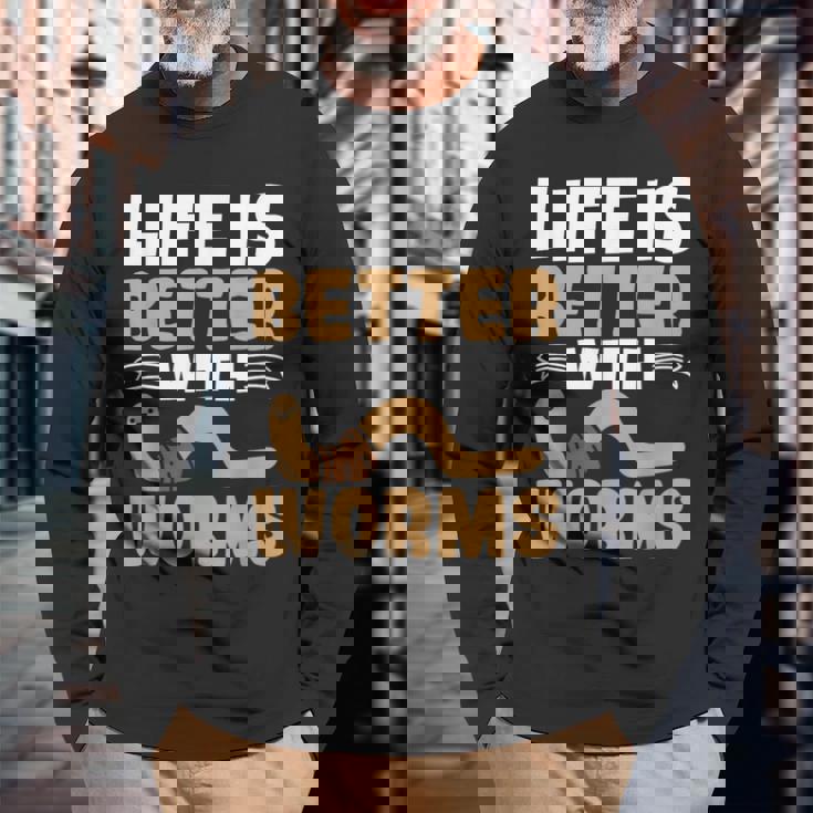 ミミズがいると人生はより良くなる ミミズの養殖 ミミズ ファーマー 長袖Tシャツ 高齢者への贈り物