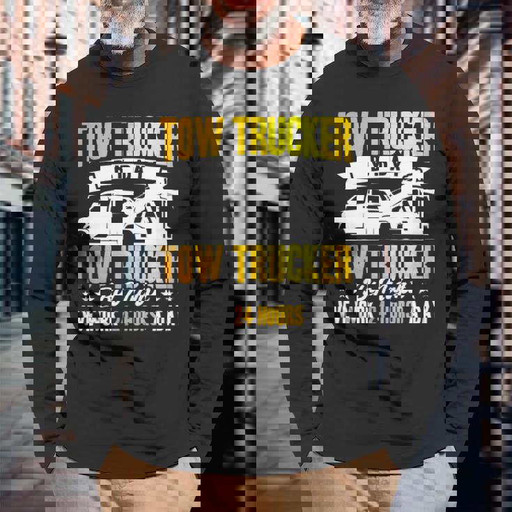 レッカートライバー レッカーは1日24時間作業します。 長袖tシャツ 長袖Tシャツ 高齢者への贈り物