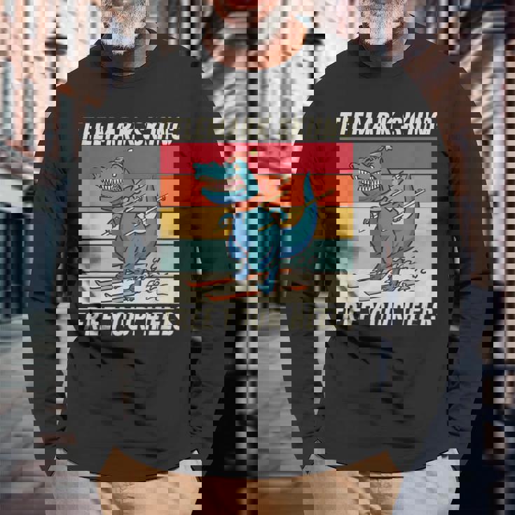 レトロ かわいい 漫画 恐竜 スキーヤー テレマーク スキー 長袖Tシャツ 高齢者への贈り物