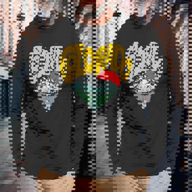 レトロ コロラド州 アウトドア 自然 恋人 ハート 山脈 グラフィック 長袖Tシャツ 高齢者への贈り物