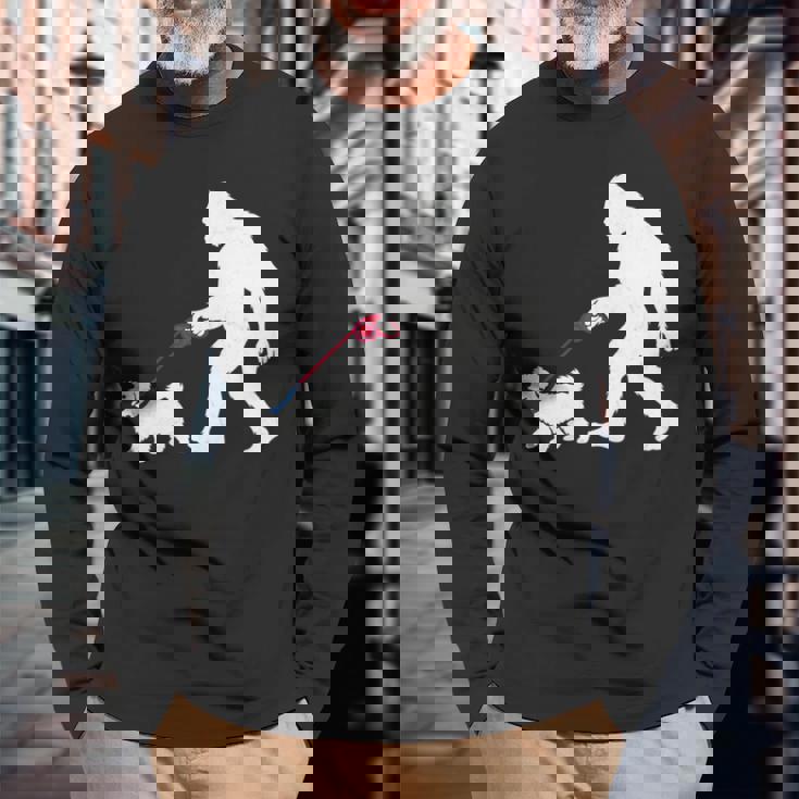 レトロ ビッグフット ウォーキング マルチーズ 犬 面白い サスカッチ 長袖tシャツ 長袖Tシャツ 高齢者への贈り物