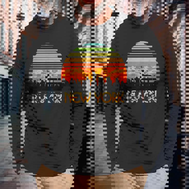 ヴィンテージ レトロ サンセット ダウンタウン ニューヨーク スカイライン 長袖Tシャツ 高齢者への贈り物