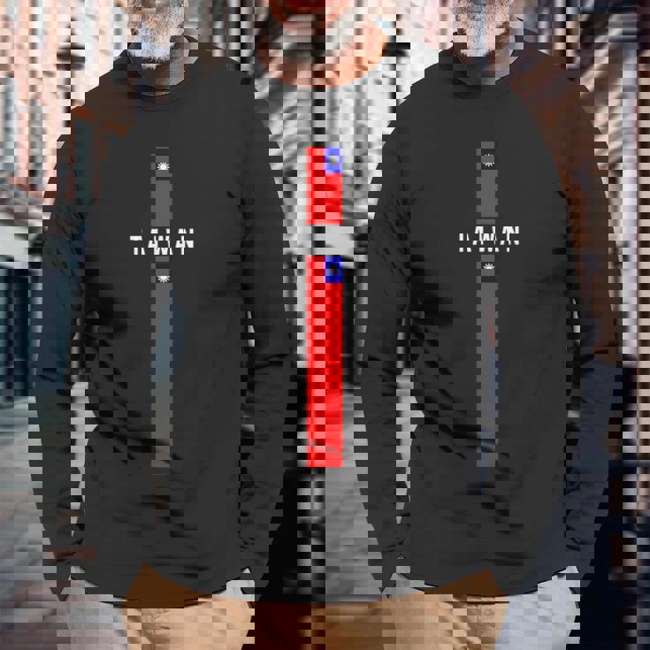 大文字で「Taiwan」の文字が入った縦型台湾国旗 長袖Tシャツ 高齢者への贈り物