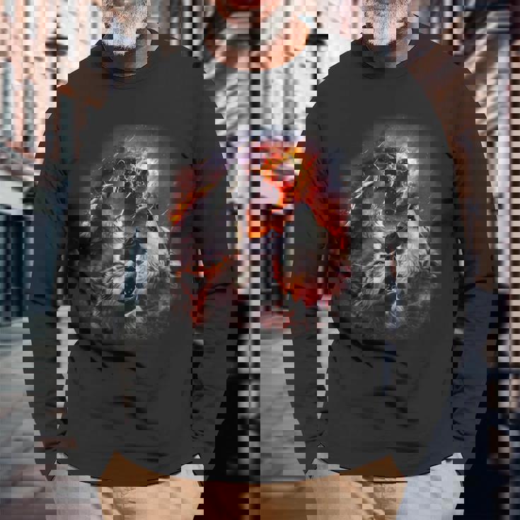 小惑星衝突月の下で燃える森で吠えるオオカミ 長袖Tシャツ 高齢者への贈り物