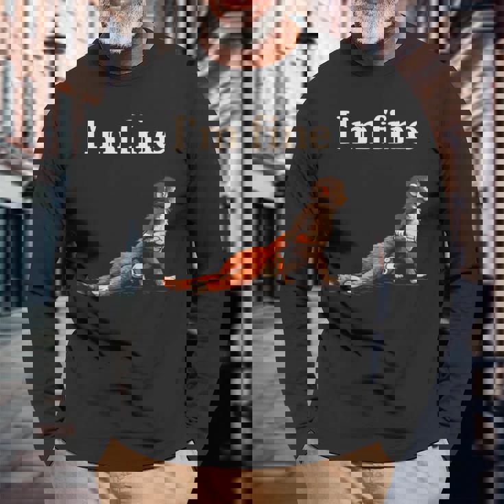 悲しい猿のパンチミームとオレンジのおもちゃで私は元気です 長袖Tシャツ 高齢者への贈り物