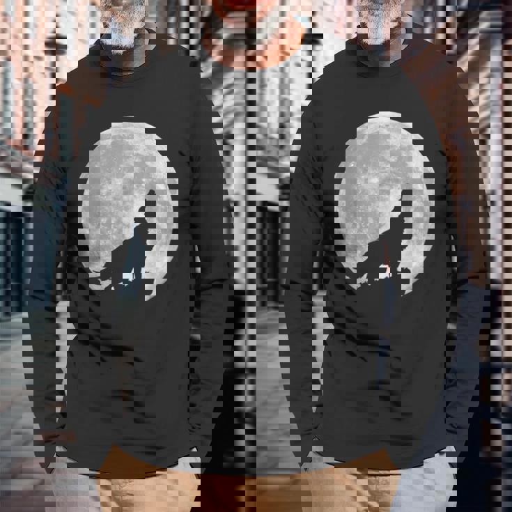 月に吠えるオオカミのシルエット。 長袖Tシャツ 高齢者への贈り物